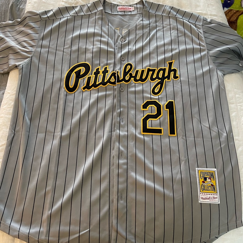 NWOT Pittsburgh Pirates Roberto Clemente jersey. Size 56